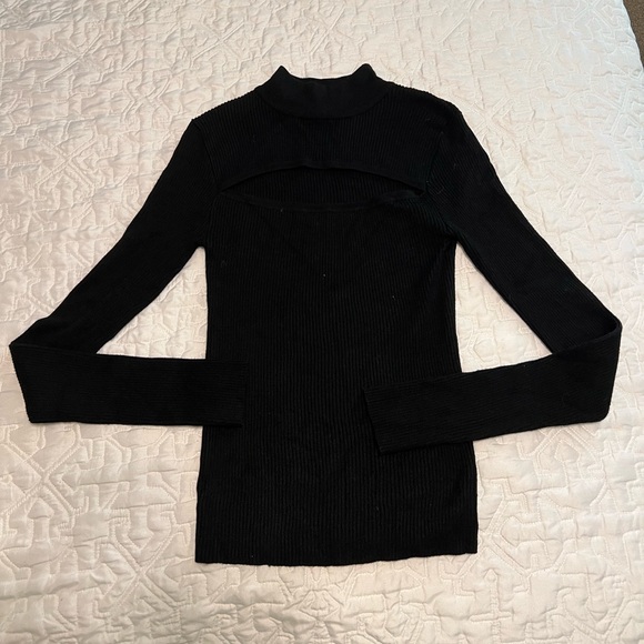 Forever 21 black sweater with cut out - Picture 5 of 10